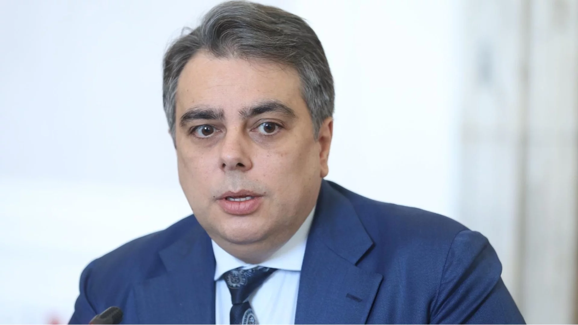 След труса: До септември Асен Василев остава едноличен лидер на "Продължаваме промяната"