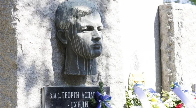 Легенда на Левски: Странно ми е, че толкова малко хора почетоха Гунди и Котков