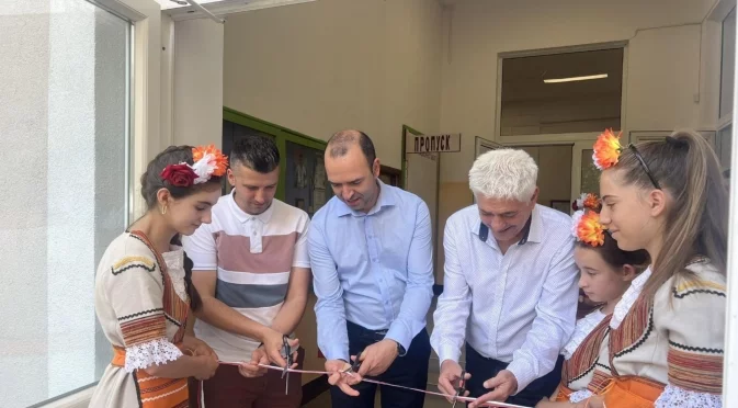 Ученици от Кюстендил получиха чисто нови модерни стаи