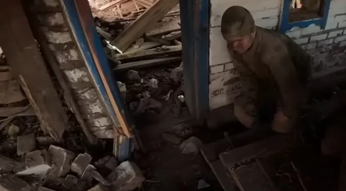 Ние не сме като вас: "Азов" с ВИДЕО как откопават заровени в мазе руски войници