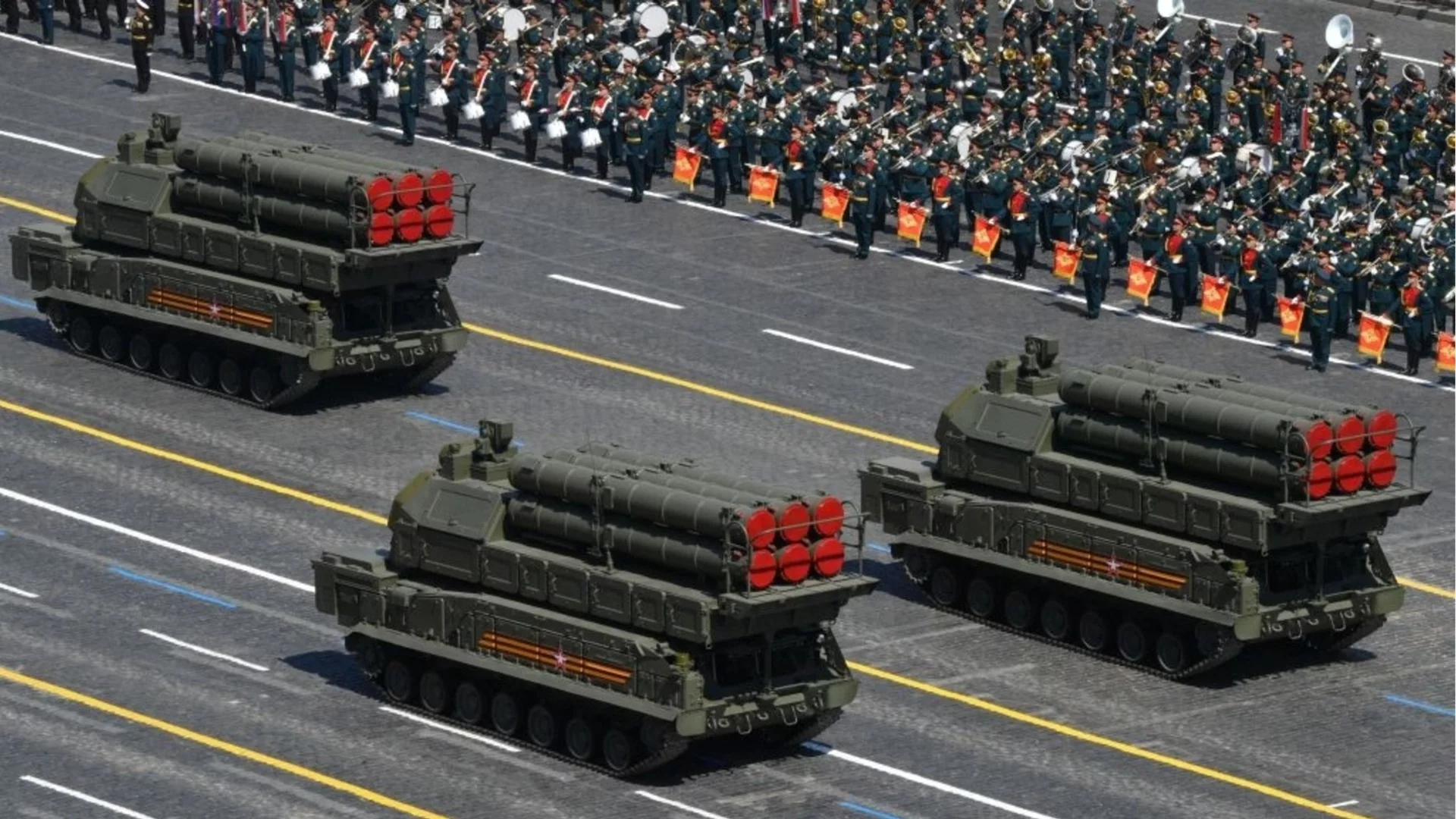 На 1300 км от Украйна: Дронове подпалиха важен руски военен завод (ВИДЕО)