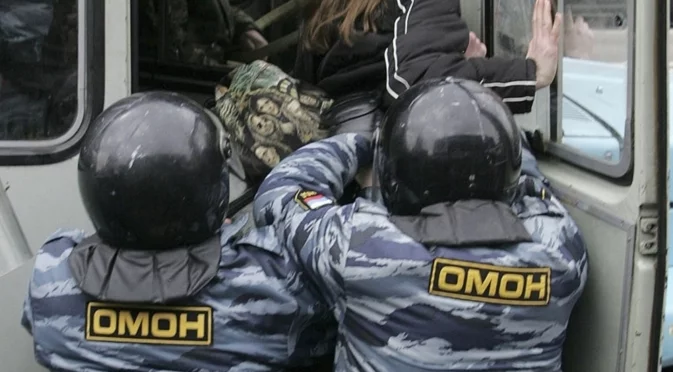 Палки и бруталност: Русия арестува азербайджански лидери (ВИДЕО)