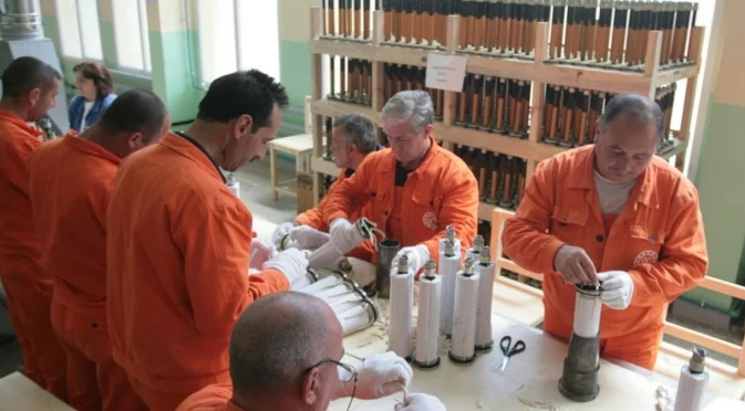Пак вдигат заплатите в основен оръжеен завод у нас