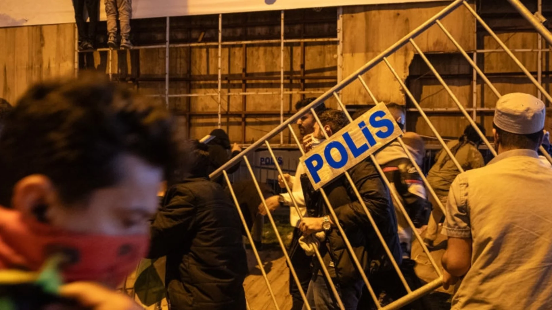 Напрежение в Турция: Арести и протести заради карикатура на Мохамед (ВИДЕО)