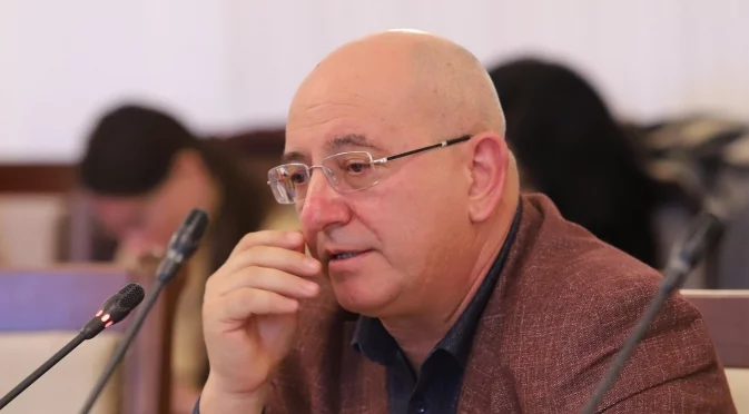 Подхвърлят трохи на кметовете и те се еманципират