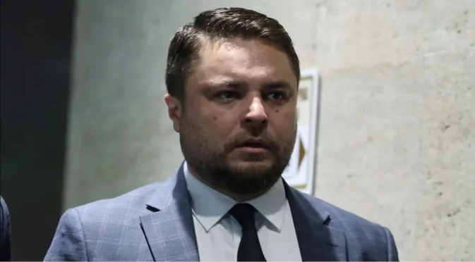 Освободиха от комисиите още един депутат, напуснал Доган - очаква ли се снимка във "фотоателието" на Пеевски?