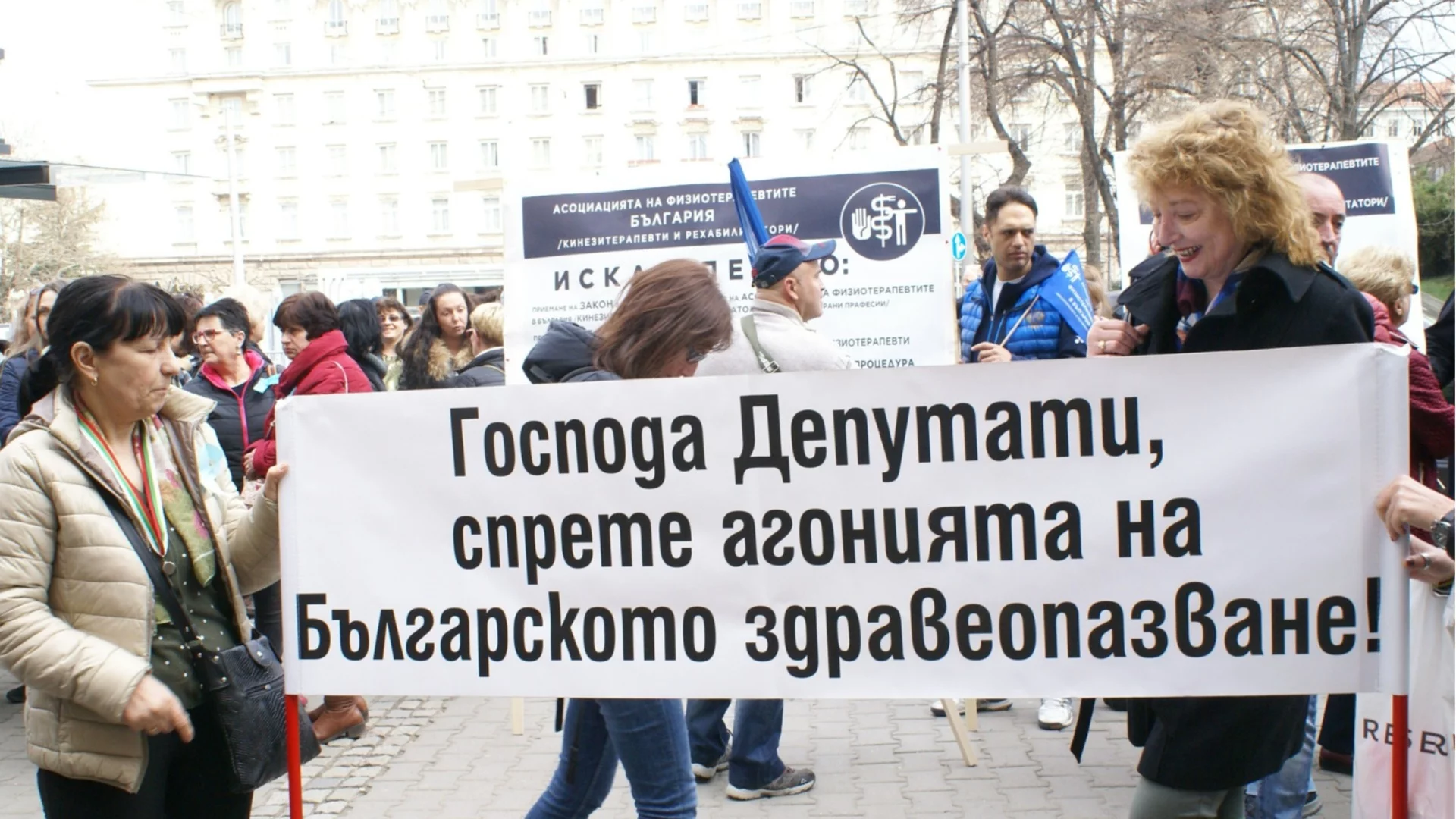 Няма какво да губим, в чужбина ще ни приемат с отворени обятия: Младите лекари обидени на Тошко Йорданов
