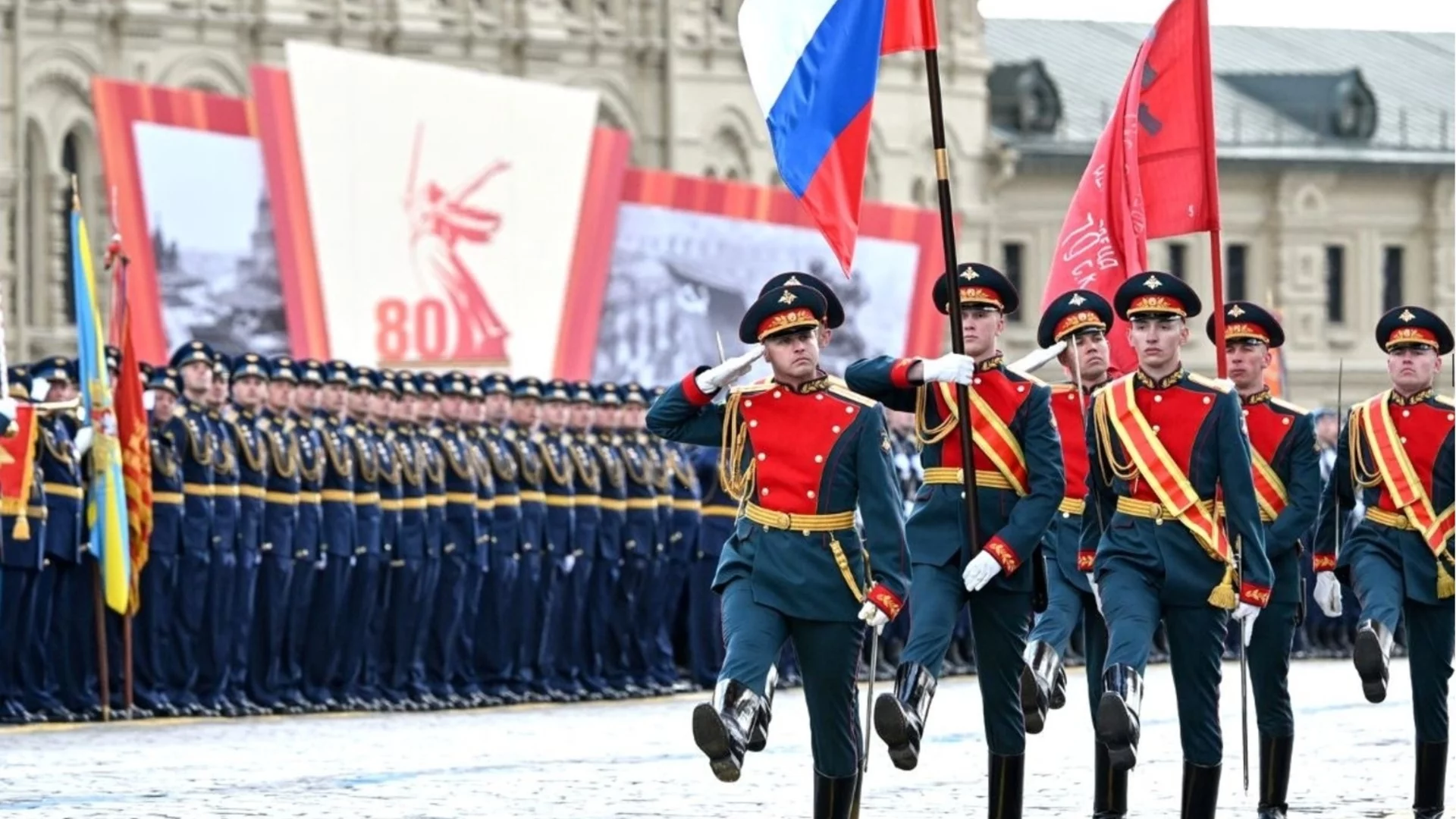 Скандалните сделки, които пълнят военната каса на Русия