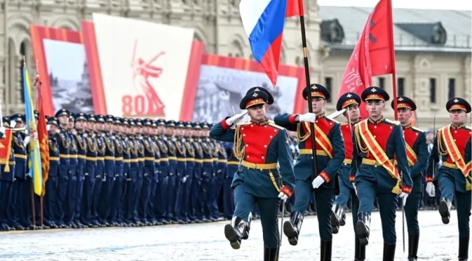 Скандалните сделки, които пълнят военната каса на Русия