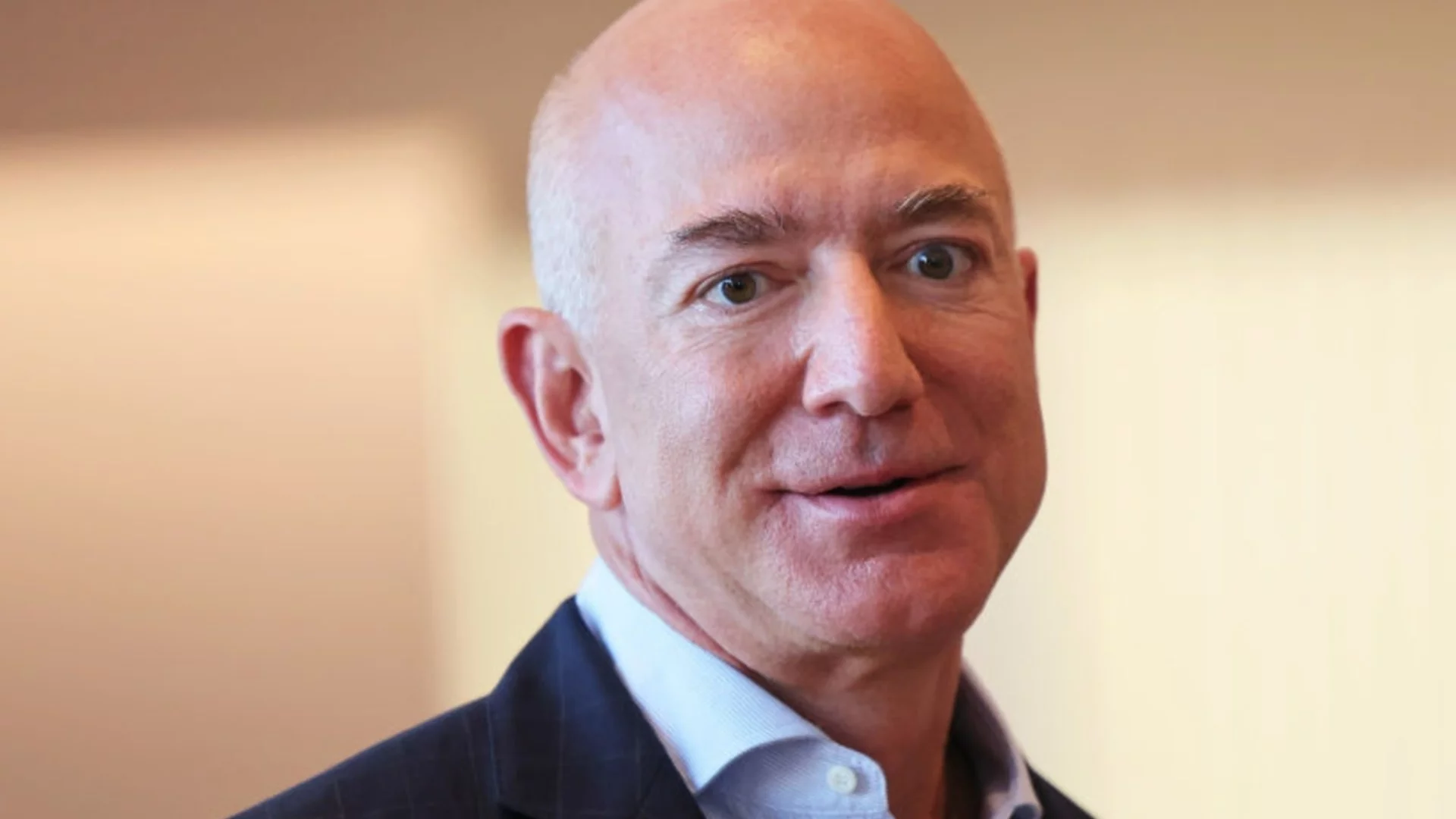 След сватбата: Джеф Безос продаде акции на Amazon за стотици милиони