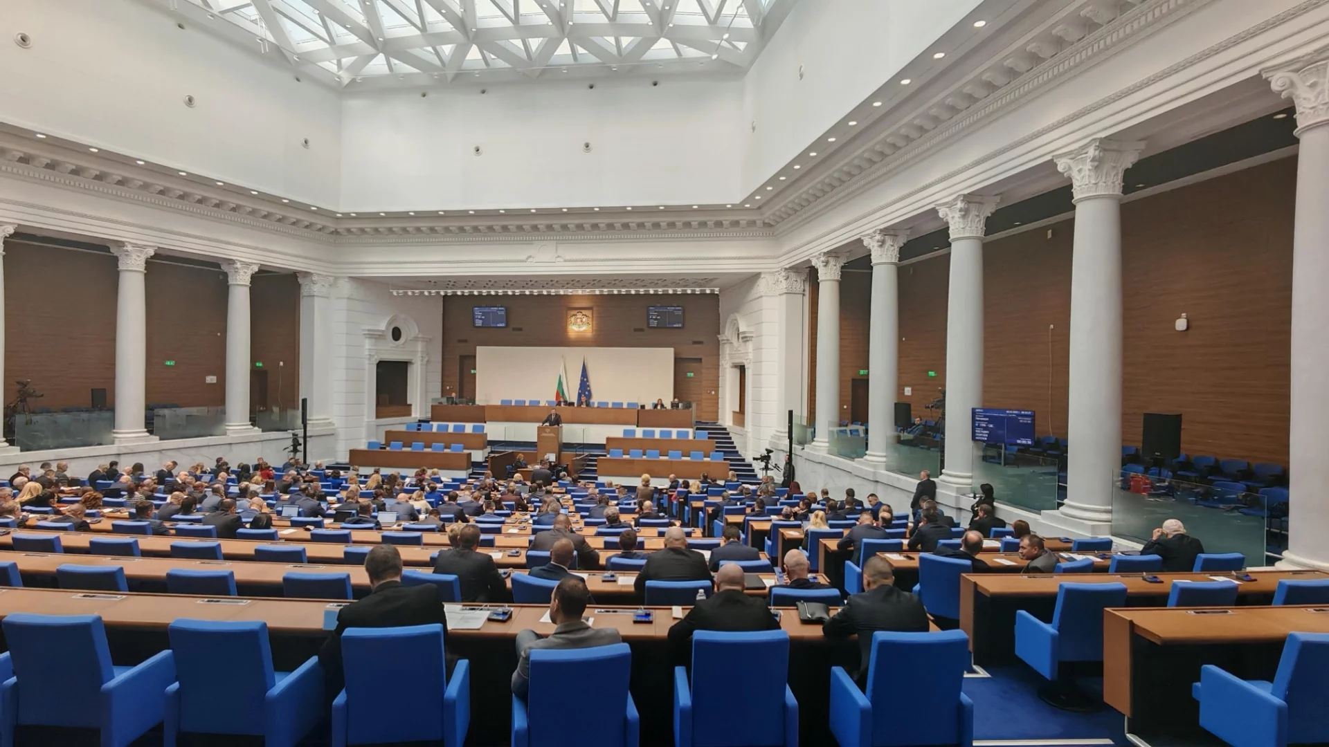 Вотът срещу кабинета "Желязков" – бълбукащи сметища, фалшив бюджет и битка за лева