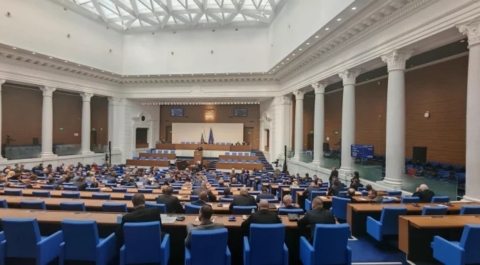 Вотът срещу кабинета "Желязков" – бълбукащи сметища, фалшив бюджет и битка за лева