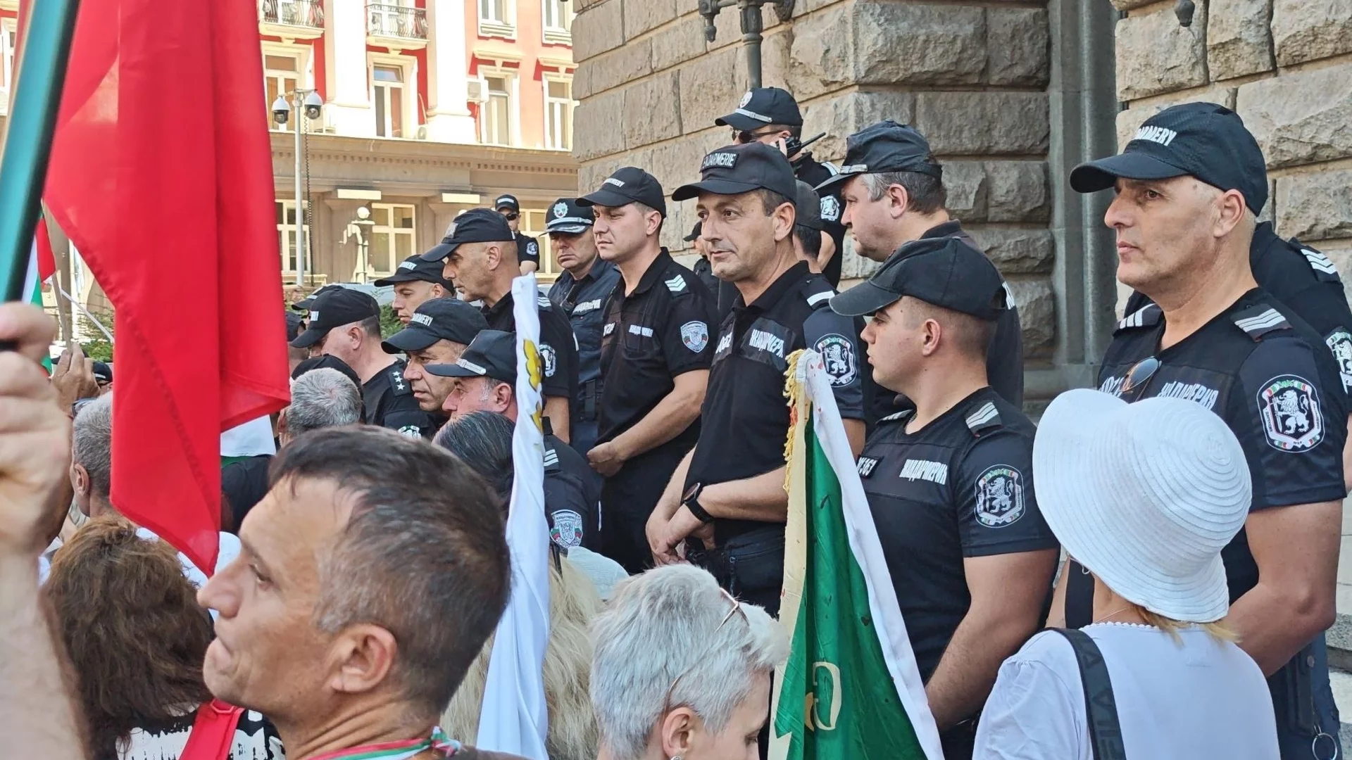 Бутнат полицай и какво каза Аспарух: Пореден протест срещу еврото (СНИМКИ)
