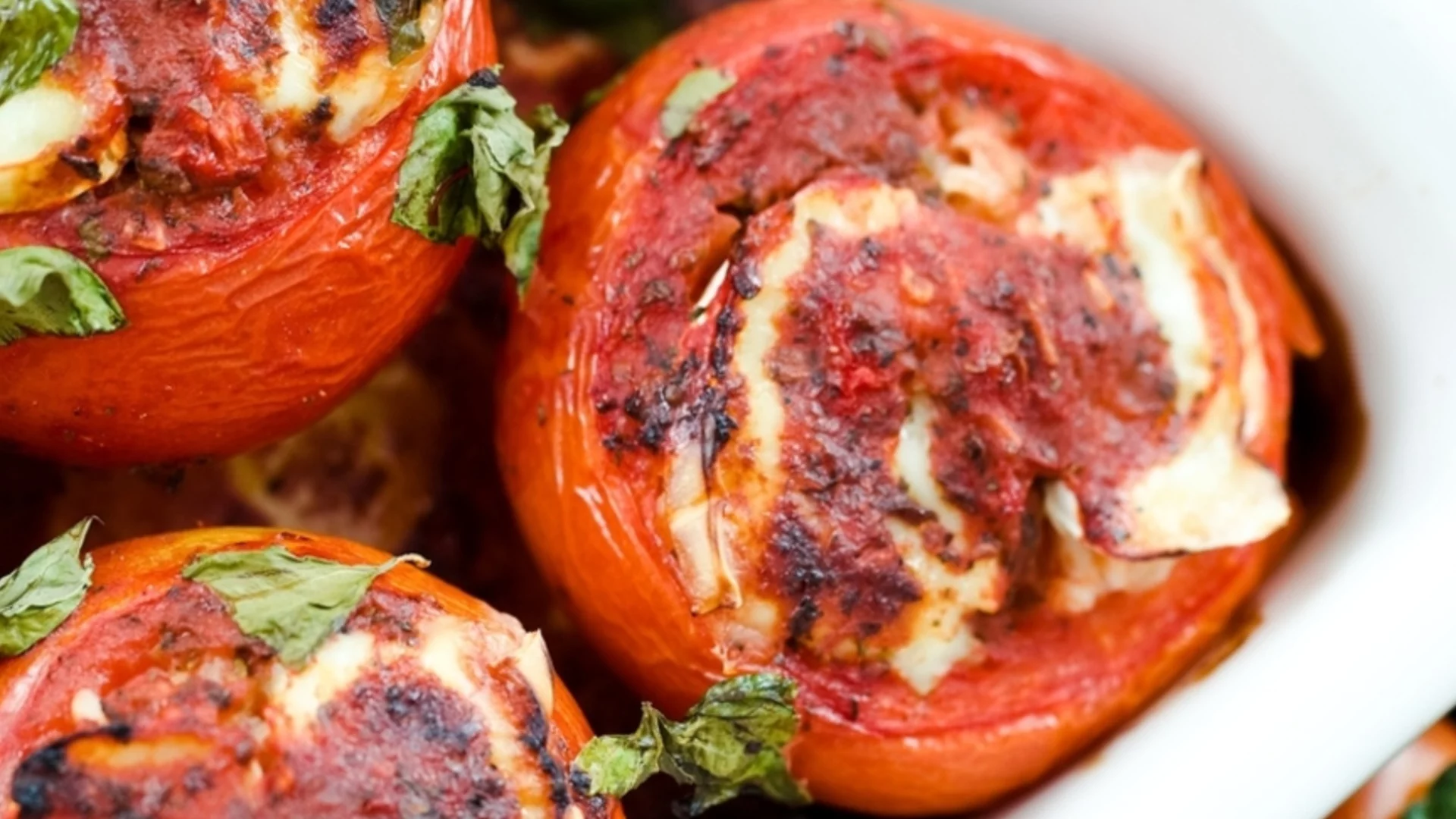 Никой не отказва тези пълнени домати с яйца и сирене - лятна вкусотия