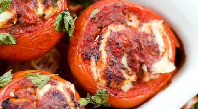 Никой не отказва тези пълнени домати с яйца и сирене - лятна вкусотия