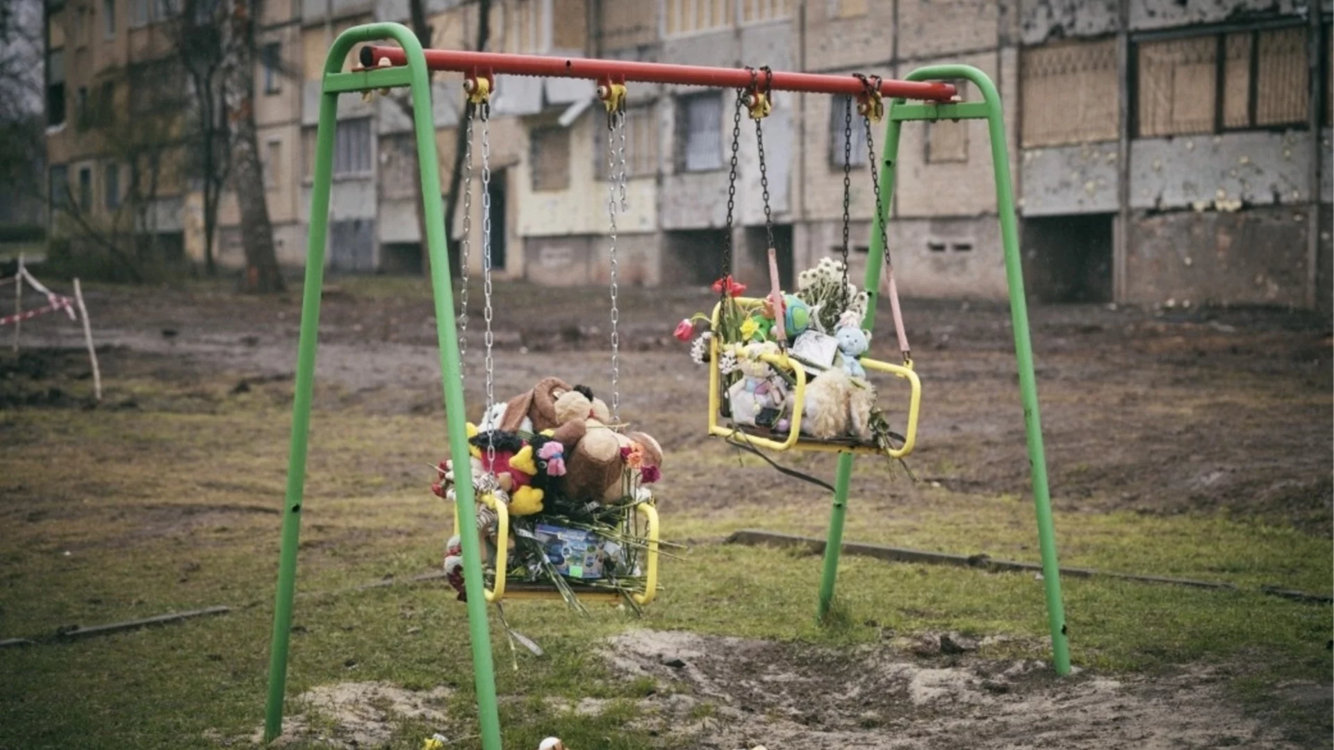 Украйна подпали завод край Белгород, Русия рани цивилни в родния град на Зеленски (ВИДЕО)