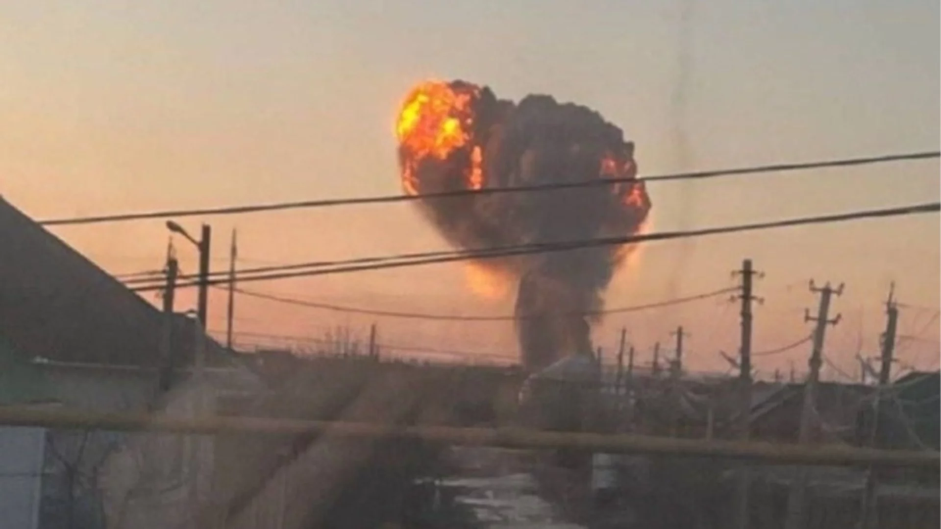 Безсънна нощ в Русия: Дронове атакуваха военни летища и важен завод за електронната война (ВИДЕО)