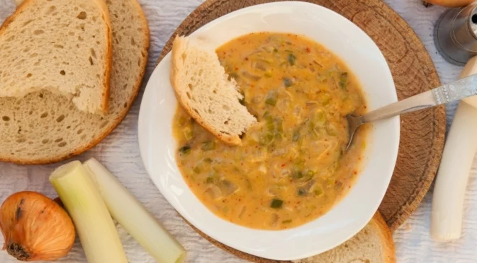 Тази селска лучена яхния с пиле си е страшна вкусотия