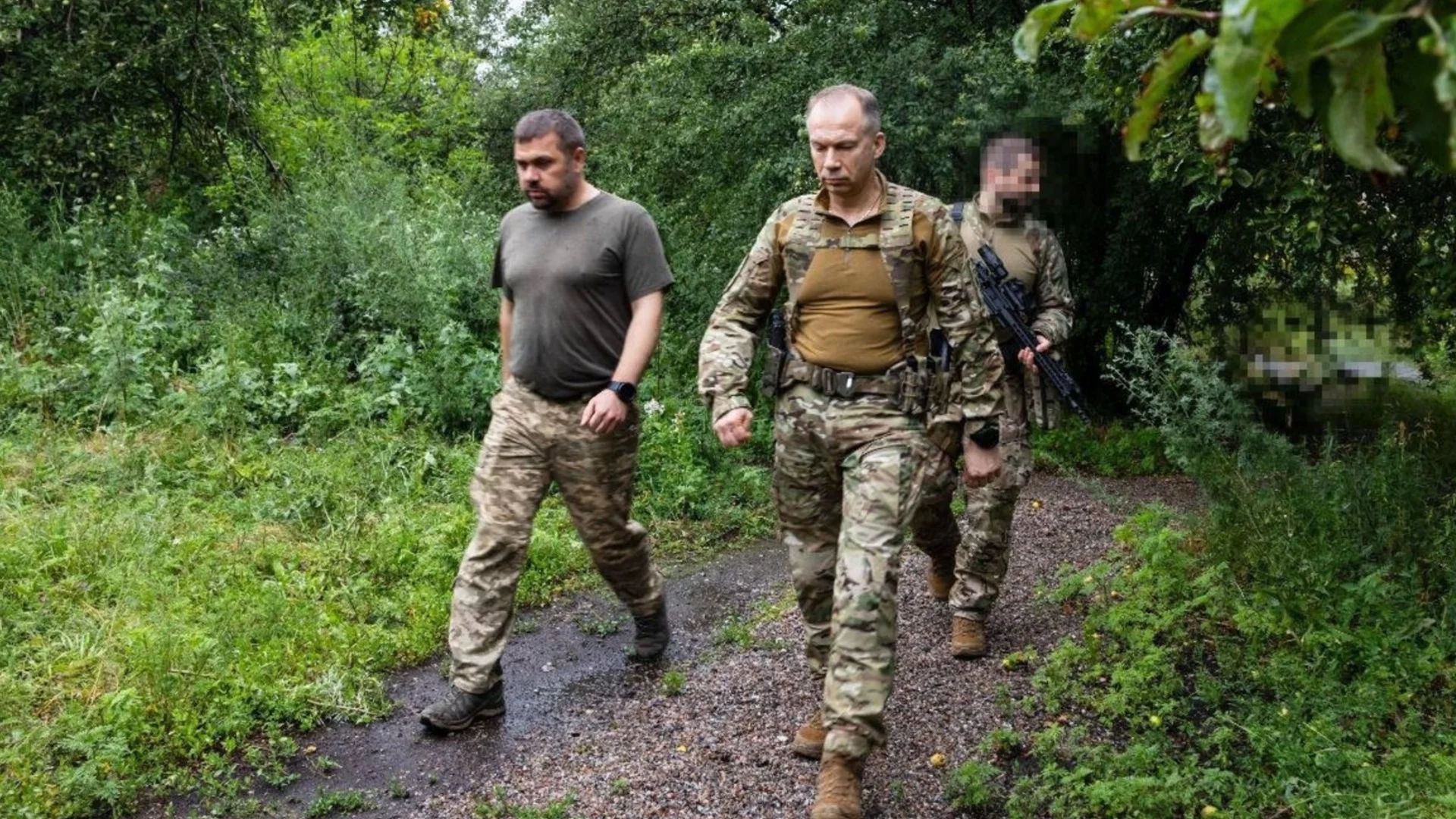 "Врагът ни смазва с численост": Сирски спешно замина за един от най-тежките участъци на фронта (СНИМКИ)