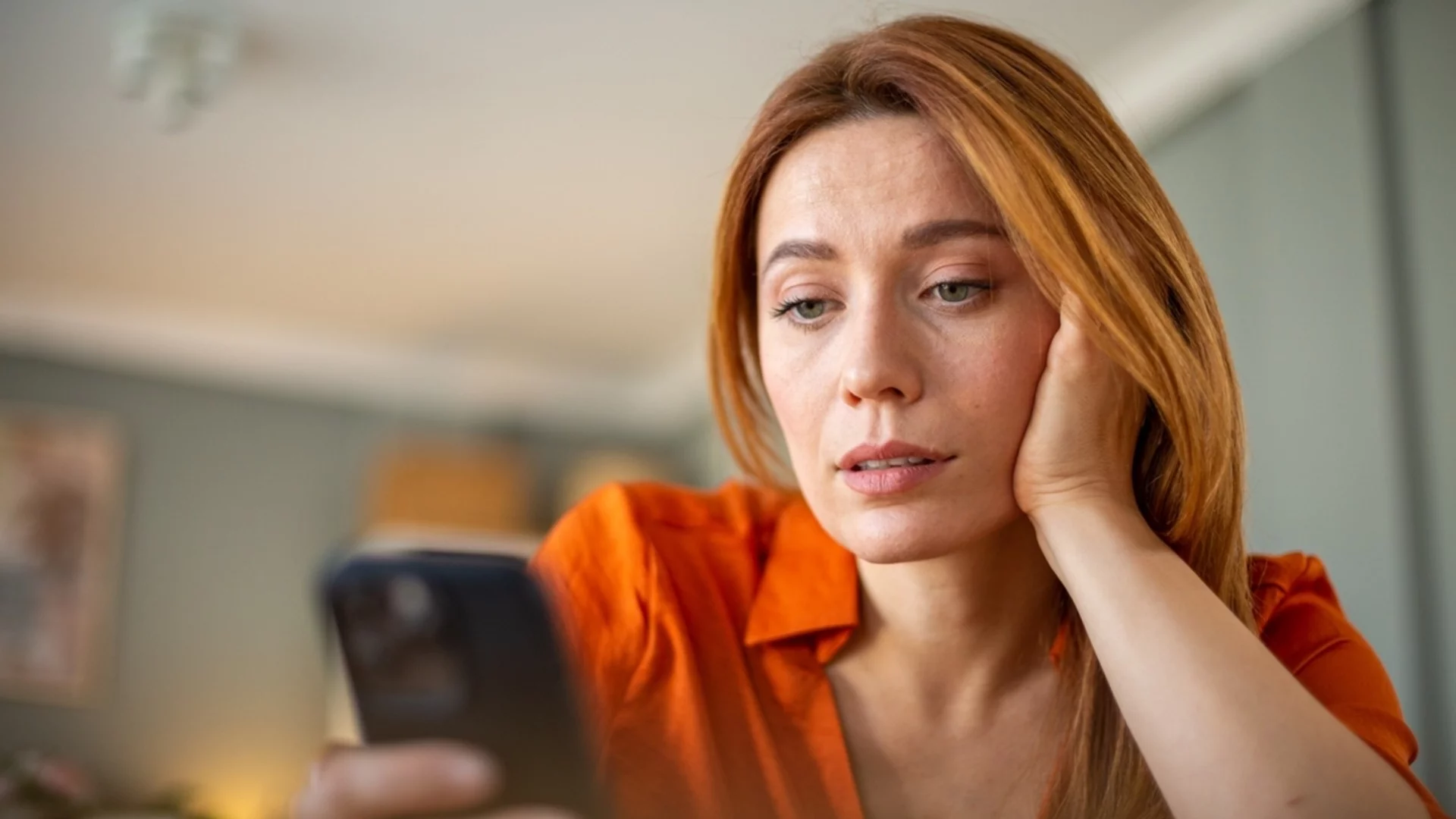 Какво е „dumscrolling“ и как влияе на психиката ни потопа от негативни новини