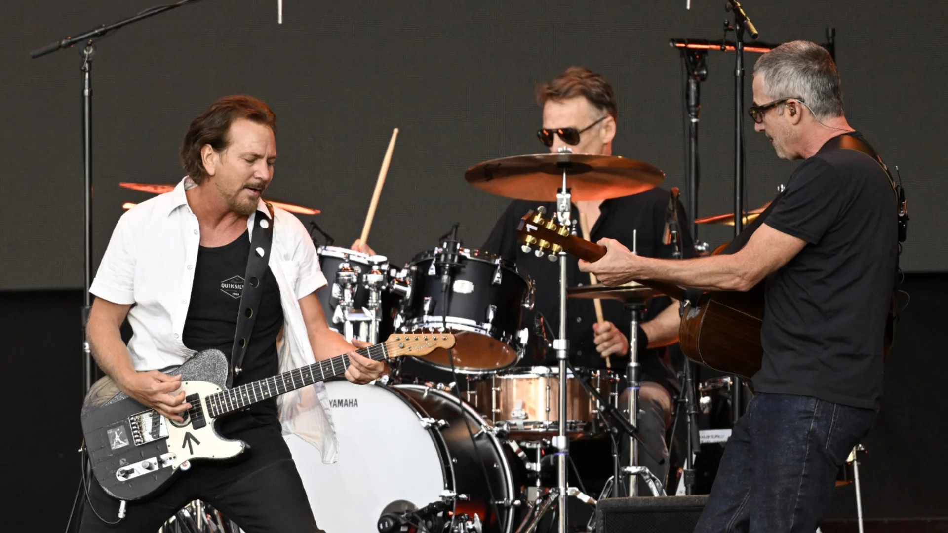 След 27 години музика: Pearl Jam се раздели с барабаниста си