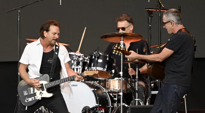 След 27 години музика: Pearl Jam се раздели с барабаниста си