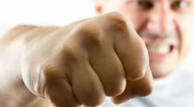 Докато разхожда кучето си: Младежи пребиха мъж в София