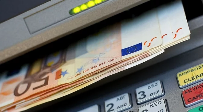 Българите, изпращащи пари от чужбина, ще спестят сериозни такси в еврозоната