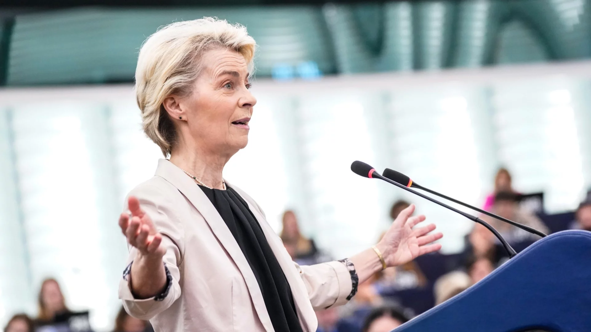Урсула фон дер Лайен оцеля: Европарламентът отхвърли вота на недоверие след скандала с "Пфайзер"