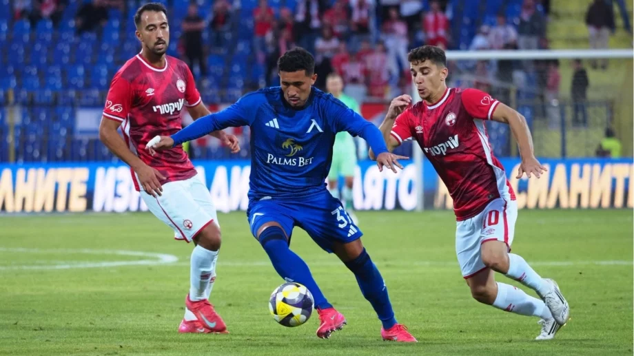 Левски тръгна вихрено, но Апоел приспа 10 от “сините” в 100-минутен двубой