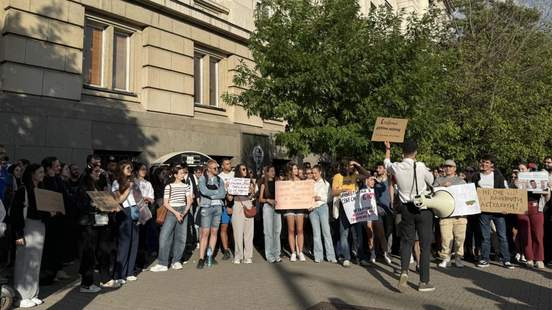 Грешни изчисления на космическите такси на студентите, предизвикали протести