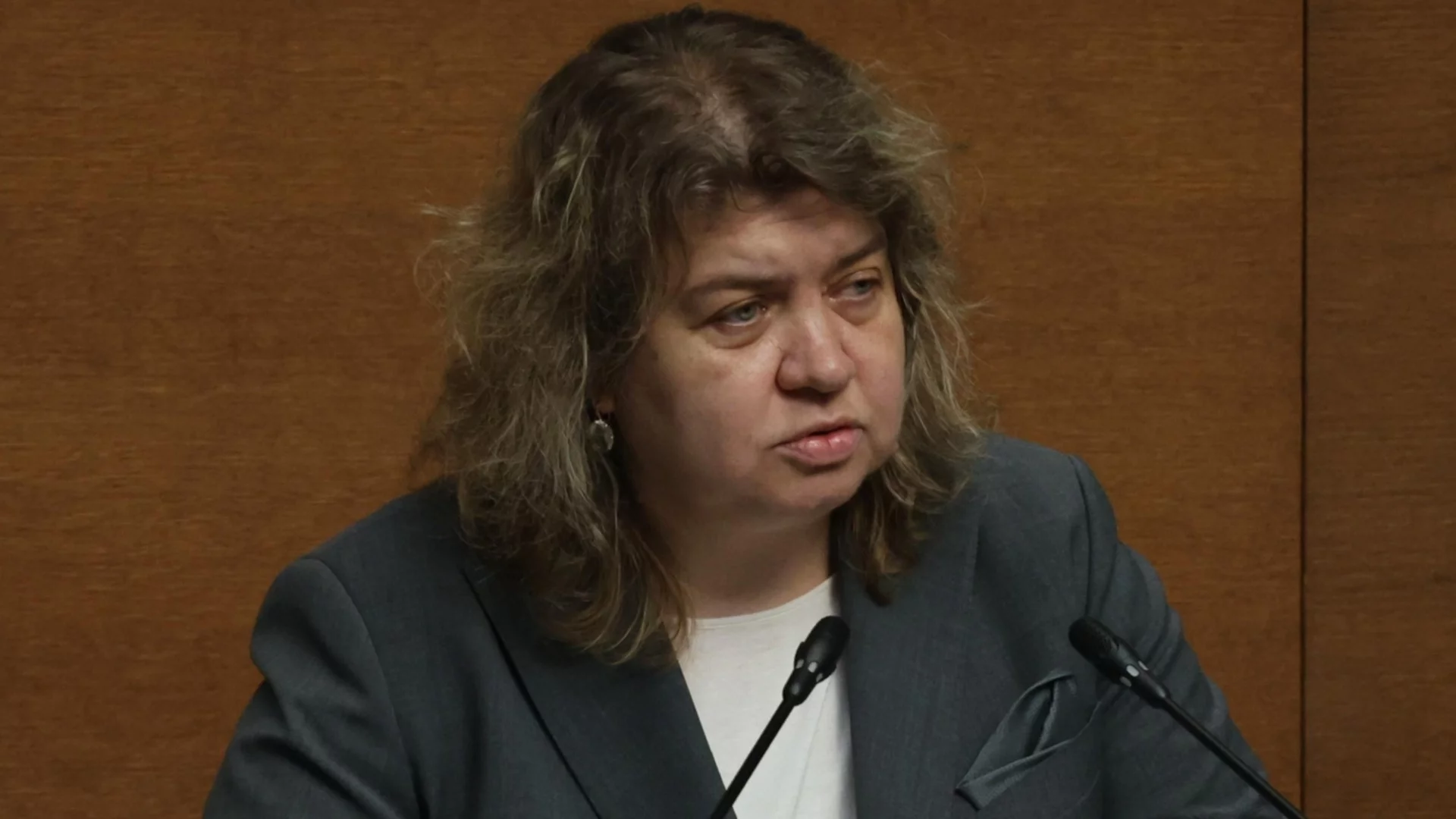 Киселова изнесе лекция на "Величие": Българският парламентаризъм трябва да оцелее