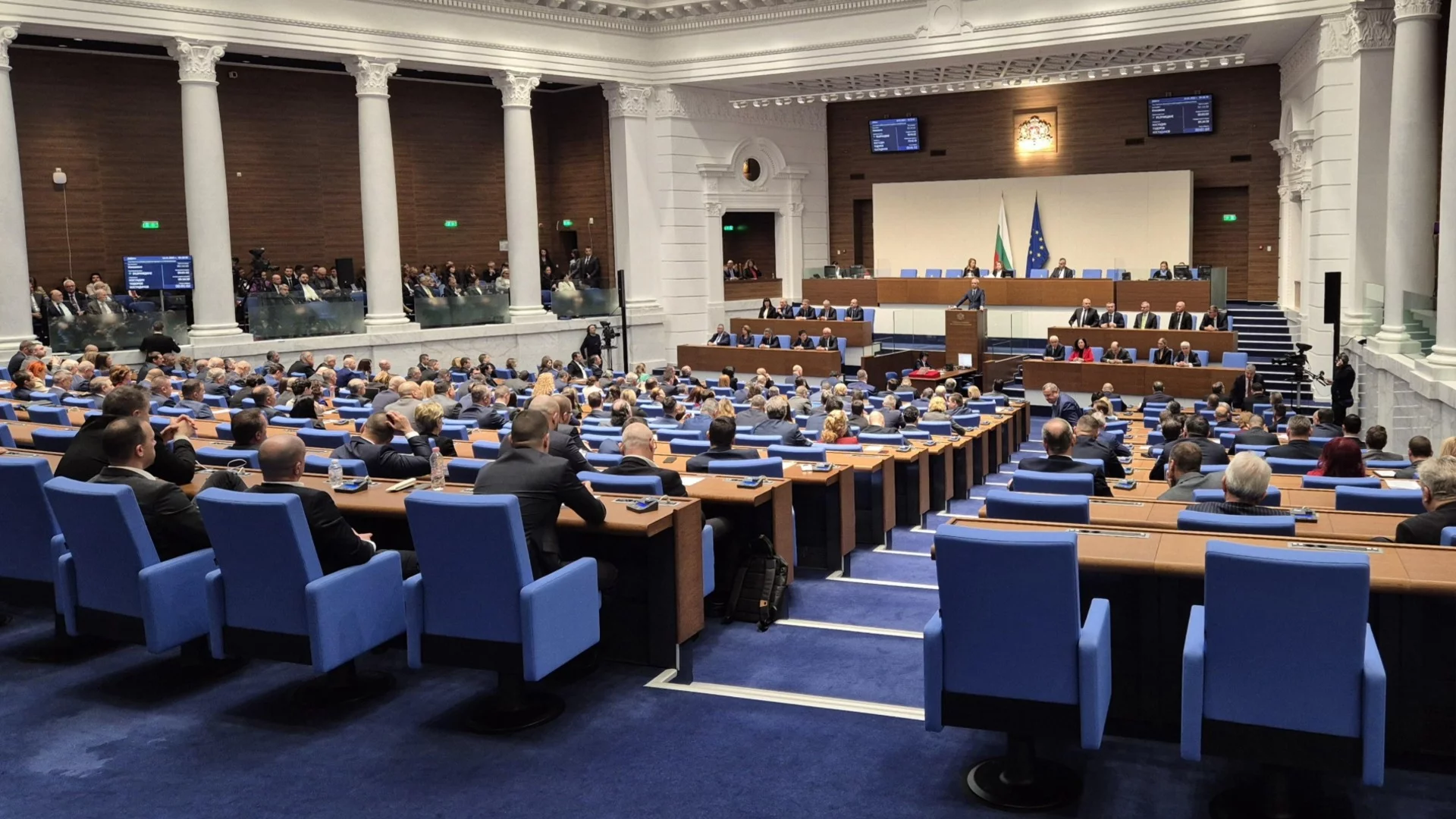 Гласуват четвъртия вот на недоверие към кабинета "Желязков"
