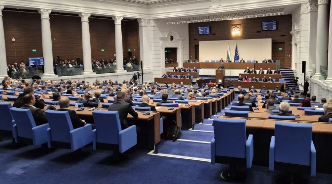 Гласуват четвъртия вот на недоверие към кабинета "Желязков"