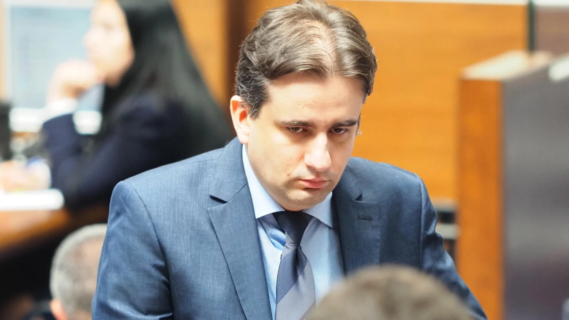 "Няма да се нареждаме на руското влакче": ДБ с нестандартно гласуване по вота на недоверие (ВИДЕО)