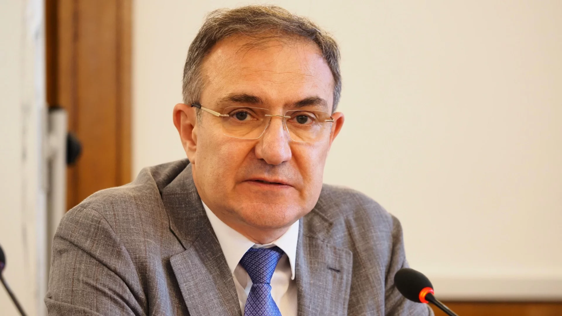 Социалният министър каза колко ще е минималната работна заплата догодина