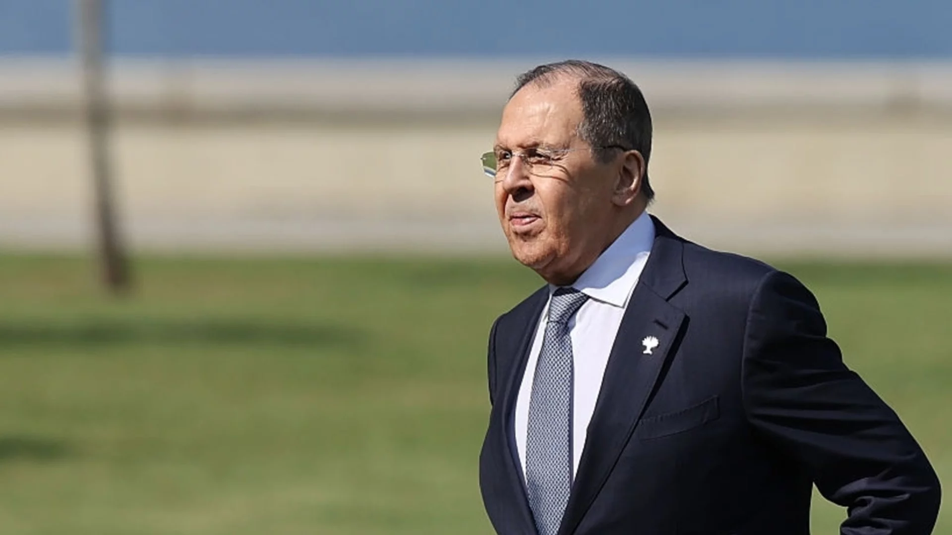 "Много поздрави от Путин": Лавров се прегръща с Ким Чен Ун (ВИДЕО)