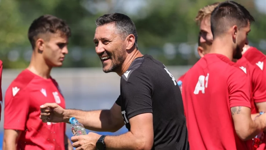 Резил в “червено”: Феновете на ЦСКА объркаха треньор с ново попълнение