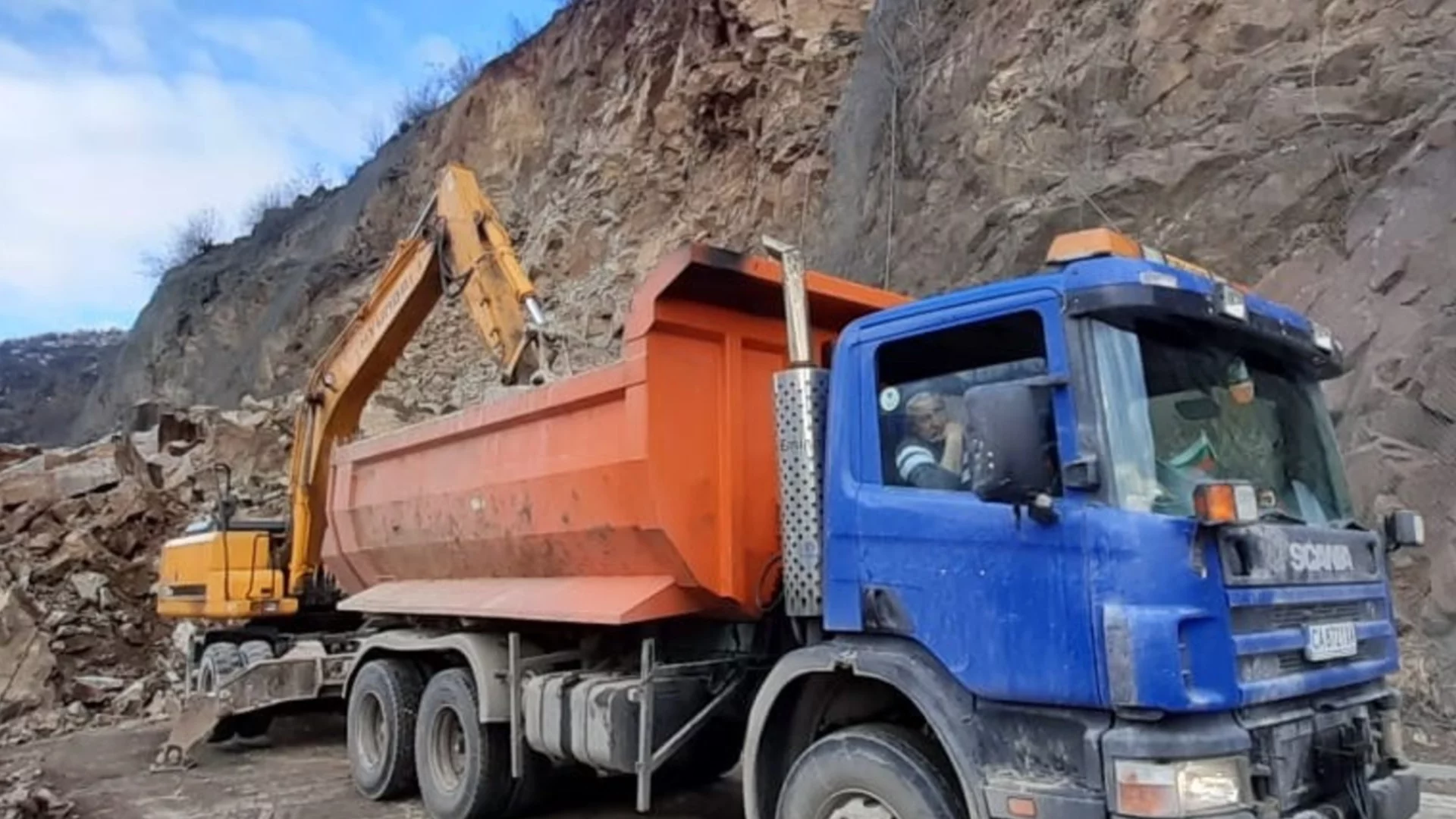 Тонове камъни затрупаха работник в Сърбия