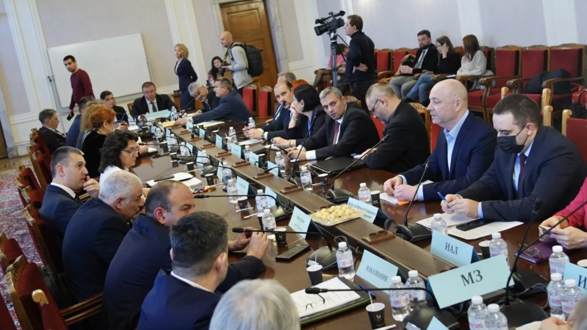 Няма време: ПП иска спешна здравна комисия за заплатите на медиците