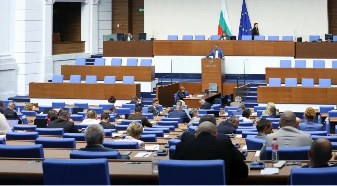 51-вият парламент като училище: Бой и неизвинени отсъствия, но за по 7000 лв.