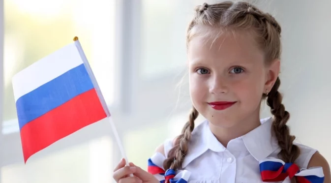 В Русия обмислят да съкратят училищното образование, за да раждат девойките по-рано