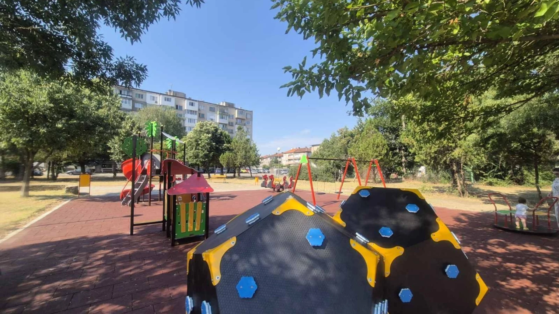 С нова и модерна детска площадка се сдобиха децата в Димитровград