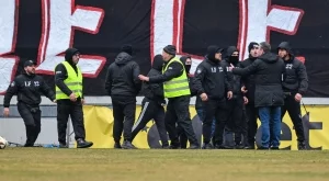 Започва се: Феновете на Локо Пловдив пак се изявиха - прекратиха последната контрола