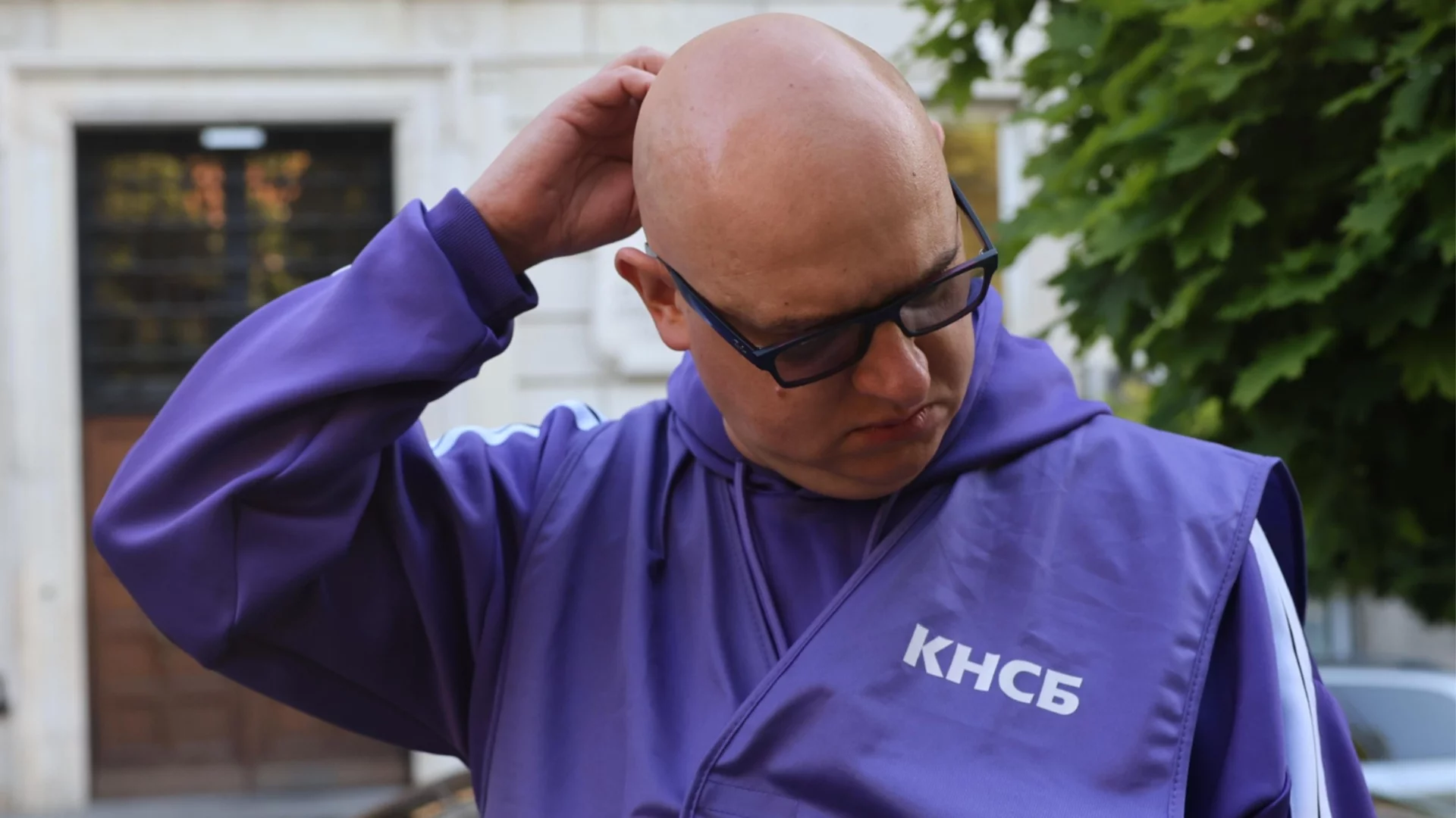 Наливали му вода като на птиче: Вицепрезидентът на КНСБ показа синините си в ефир