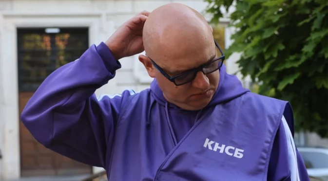 Наливали му вода като на птиче: Вицепрезидентът на КНСБ показа синините си в ефир