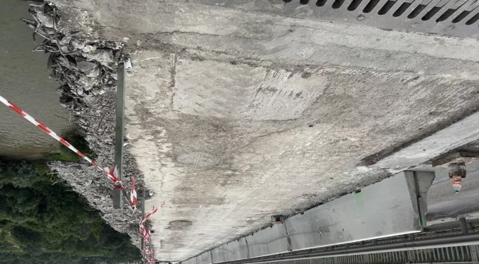 Паднал върху камион мост едва не уби двама души (ВИДЕО)