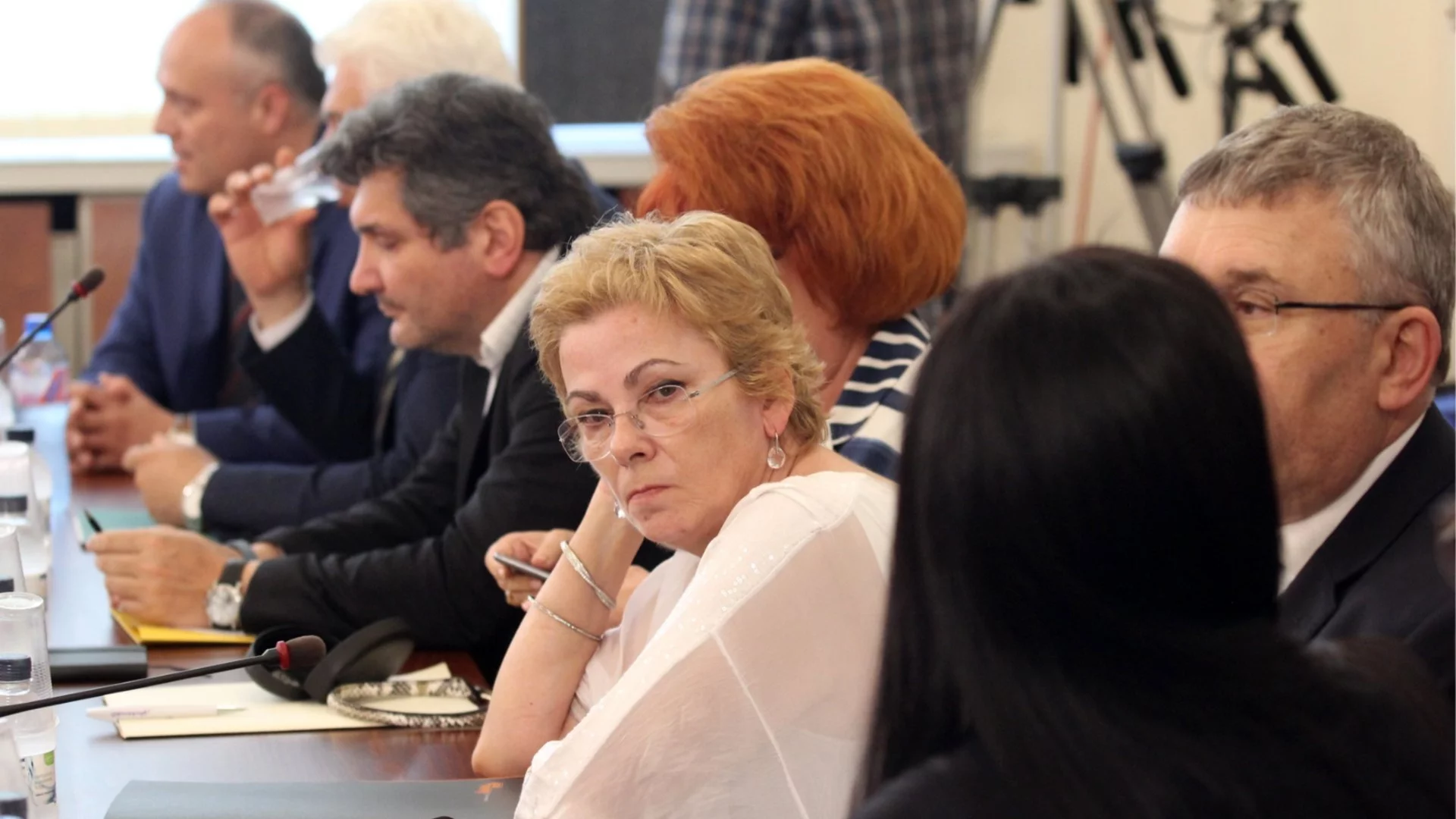 Кабинетът раздаде половин милион лева на стария състав на КЗК