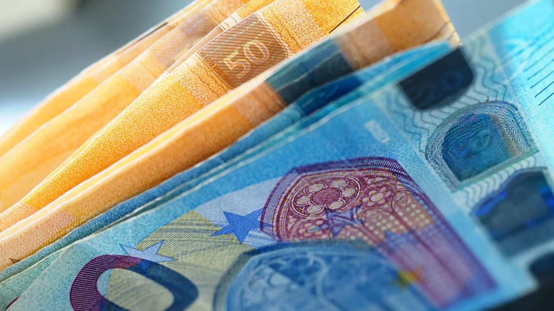 Курсът на еврото спрямо долара пресече психологическа граница