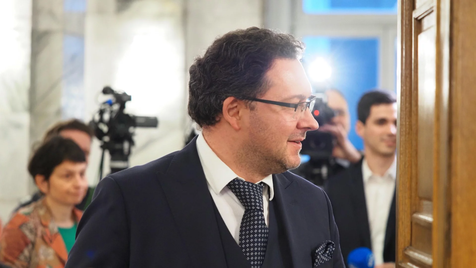 Разбитата фабрика за цигари: имало ли е теч от МВР към собствениците? Нов скандал между Митов и ПП-ДБ